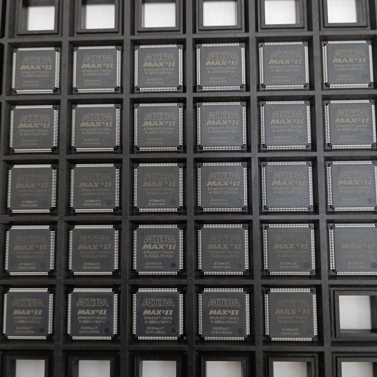 Altera 集積回路 CPLD EPM240T100I5N 29個まとめ IC 電子部品 保管品拍卖