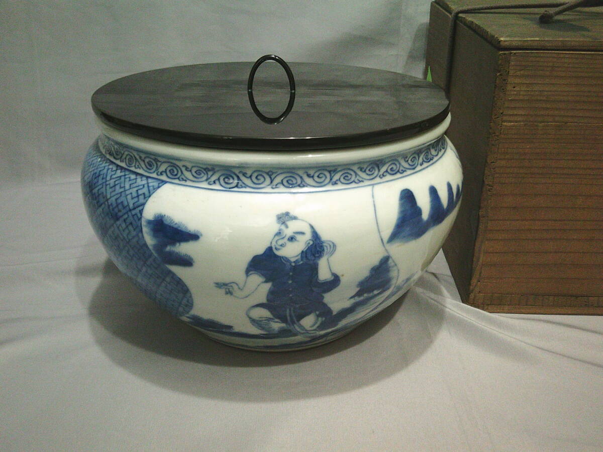 △茶道具「中国染付 人物風景文 水指 誂え蓋(黒漆塗) 嘉慶年製 銘あり」合時代箱△青華 壺 甕 中国清代 中国古美術 中国古陶磁 古玩拍卖