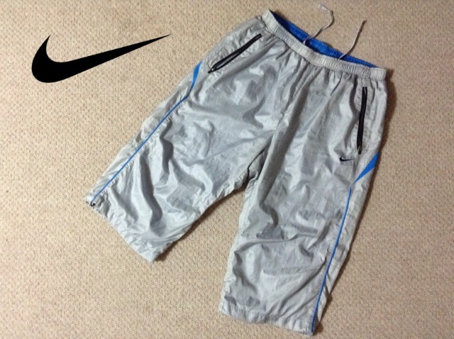 ★中古★ナイキ 裏地メッシュ クロップドナイロンパンツ シルバー グレー 刺繍ロゴ アウトドア キャンプ トレーニング NIKE 414498-016拍卖