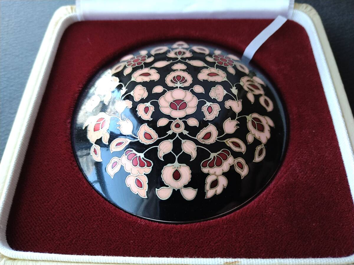 造幣局 螺鈿紫檀五絃琵琶紋文鎮 第103次製造貨幣大試験 七宝章牌 記念品拍卖