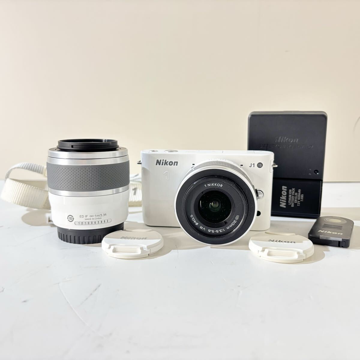 【動作品】Nikon 1 J1 ダブルズームキット 10-30mm/30-110mm 1:3.5-5.6 VR ミラーレス一眼カメラ ホワイト拍卖