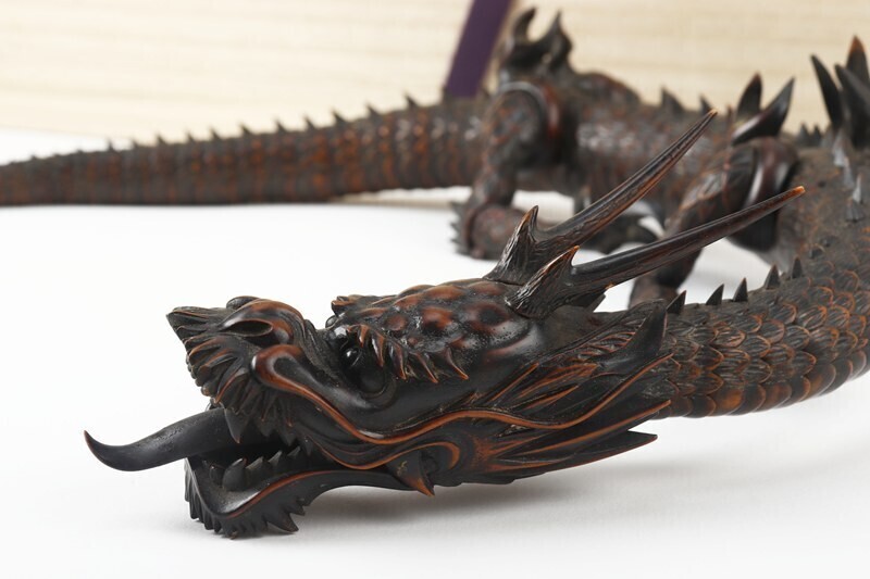 【氷】特別出品 石川県立歴史博物館同手 加賀藩抱細工師 木彫師 沢阜忠平(匪石)作 江戸時代 黄楊木彫 龍 自在 置物 長さ60㎝ ② 桐箱拍卖