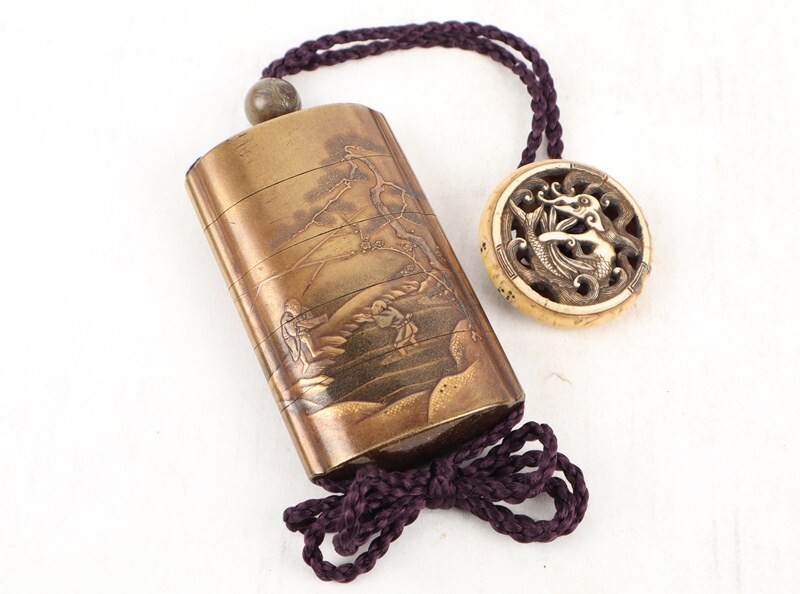 【氷】初だし 時代提物 研出蒔絵 人物風景図 印籠 明治金工在銘緒締玉 牙製透彫 饅頭根付 一式 AFJ614拍卖