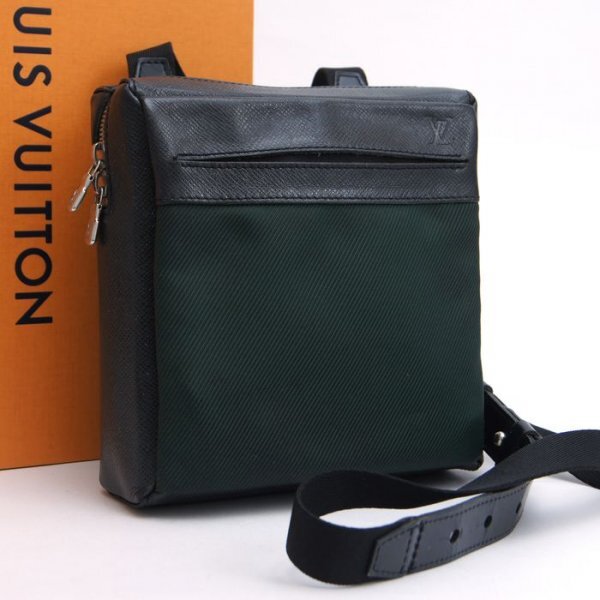 【極美品】ルイヴィトン Louis Vuitton タイガ サヤン 黒 斜め掛け ショルダーバッグ メンズ レザー×キャンバス 定価約10万 753拍卖