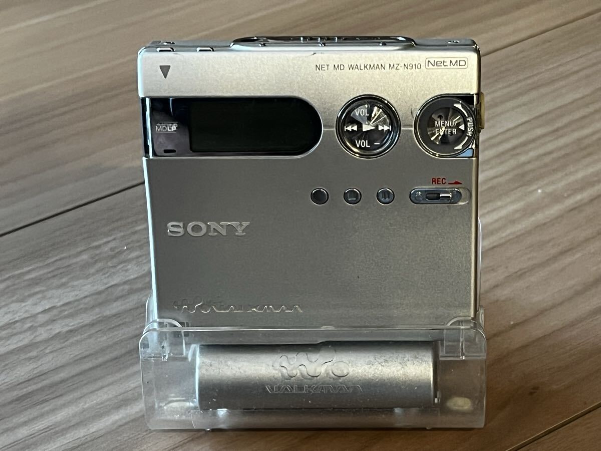 【動作品】SONY MDウォークマン MZ-N910 シルバー Net MD 充電スタンド付 ポータブルプレーヤー ソニー拍卖