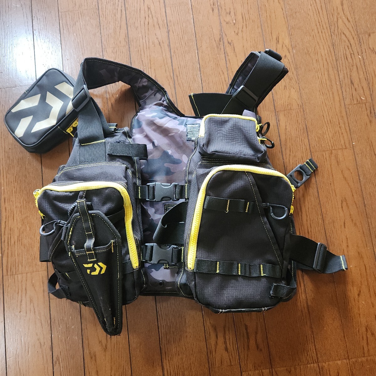 ダイワ フローティングベスト DAIWA ライフジャケット ブラックイエロー拍卖