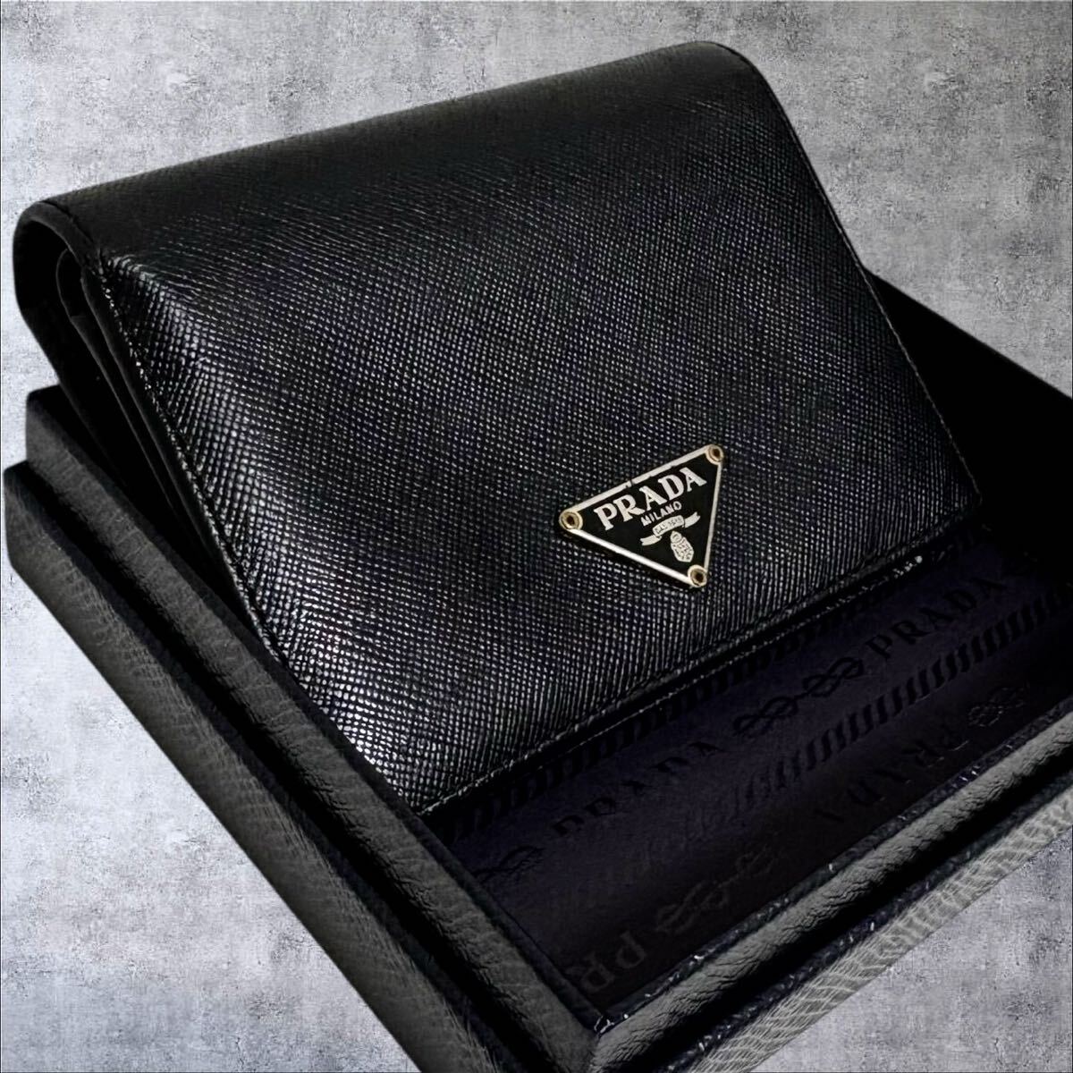 1円 美品 プラダ PRADA サフィアーノ 三つ折り財布 ウォレット 三角プレート ブラック 小銭入れ拍卖