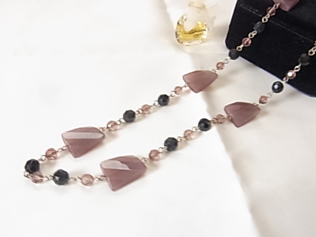 パープルグレー系のストーン調が印象的 シックなデザイン 被りタイプ ロングネックレス■拍卖