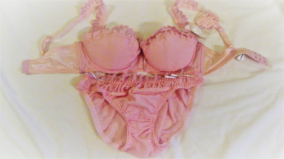 新品未使用・D65ピンクとフリル刺繍が凄く可愛いブラジャー・パンティーセットです。カップパット入り拍卖