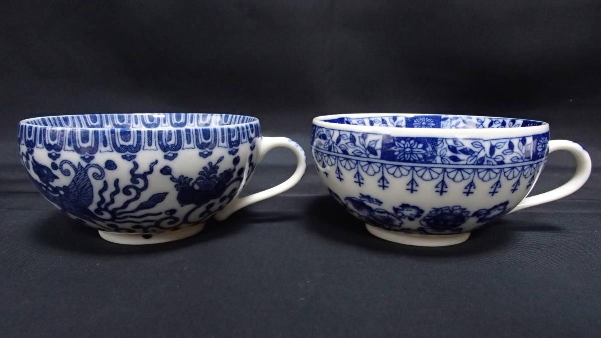 ⑧【アンティーク】【ティーカップ・・・2客】(磁器)【染付・・・(鳳凰)・(花散らし)】(内側にも染付)未使用・箱なし・美品拍卖