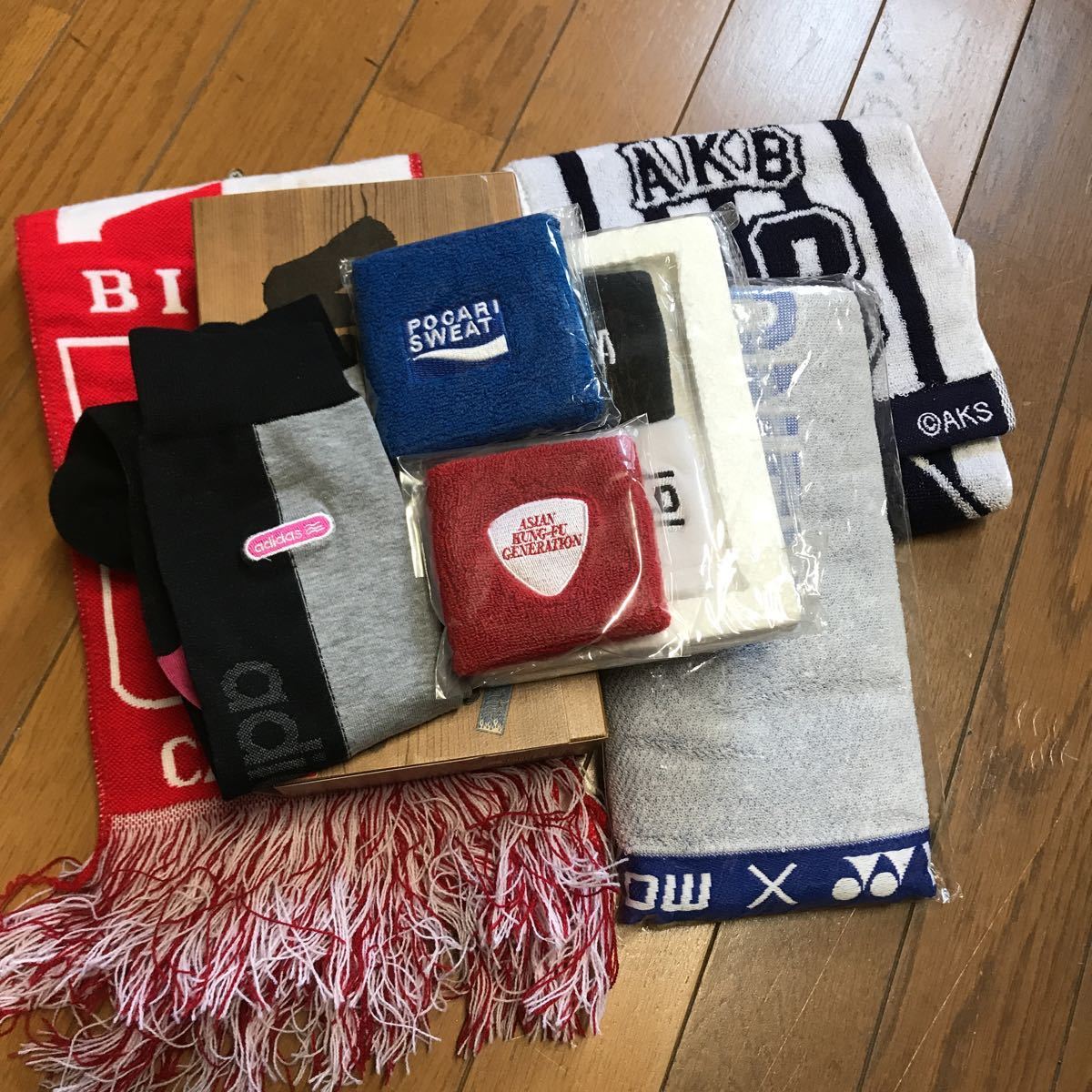 雑貨 まとめて8点 リストバンド ソックス タオル Tシャツ マフラー タオルマフラー拍卖