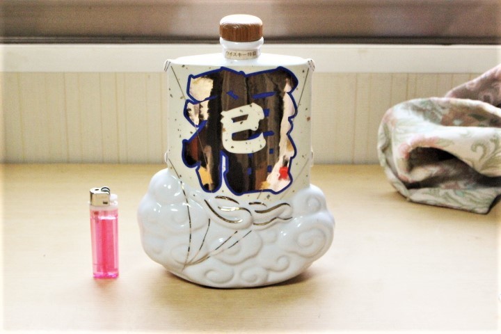 改 ■ ね-965 空ボトル 中古 中身なし 瑞雲福巳凧 インテリア 箱なし 当時物 寸法:高22.5 幅16.5 奥6.3cm 重さ650g拍卖