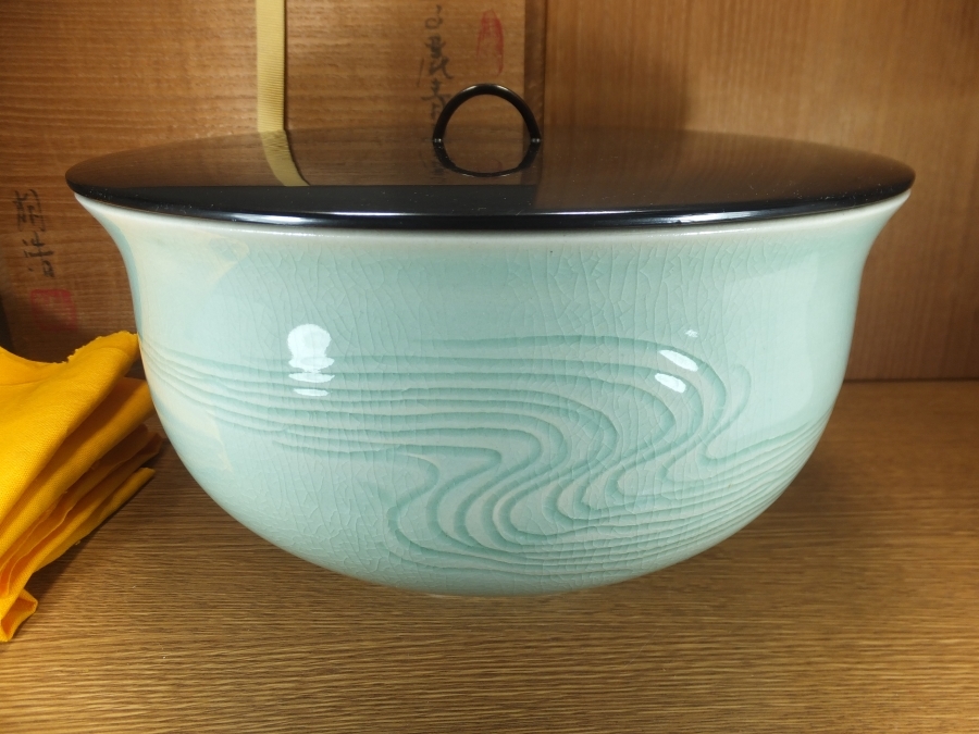 【真作保証】 申相浩 自作 高麗青磁陽刻水指 釜谷陶房 現代韓国陶芸代表作家 (柳海剛 池順鐸 安東五 方澈柱) 茶道具 表千家 韓国 ⑫拍卖