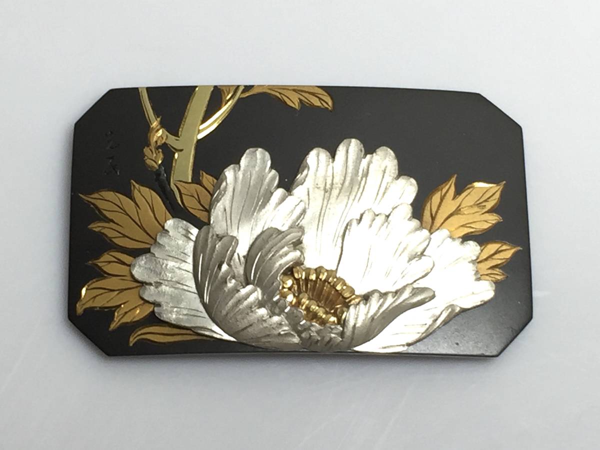 【古美道】光民 四分一地 金銀象嵌 帯留 牡丹 横約6cm 金工彫金 レトロ アンティーク帯留 和装小物 81305234拍卖