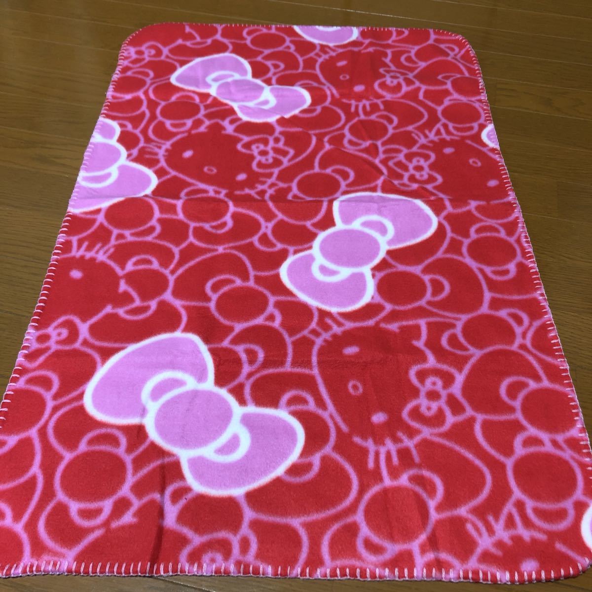 非売品【ハローキティ】真っ赤な可愛いブランケット 冷房対策に!拍卖