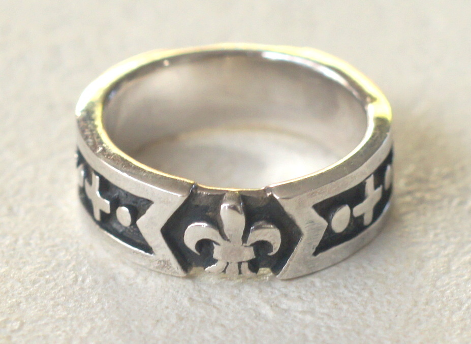 シルバー925製 百合の紋章 十字架模様付き ゴシックなリング拍卖