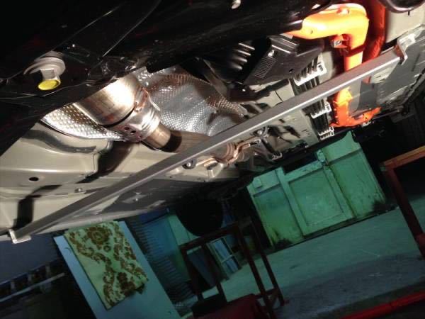 ヴィッツ フロントフロアブレース シルバーメタリック粉体焼付塗装 ボディ剛性 補強拍卖