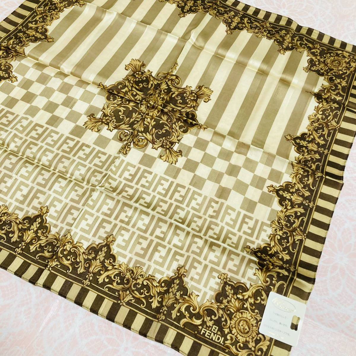 y【人気柄】新品/FENDI/大判ハンカチ/正規品/フェンディ/未使用/即決/ズッカ柄/匿名発送/スカーフ/58cm/チャーム柄/ストール/綿100%/78拍卖
