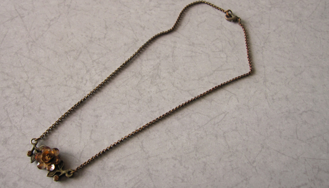 短め ネックレス くすみカラー キラキラ 薄いオレンジ 花モチーフ 裏に蝶の柄 拍卖