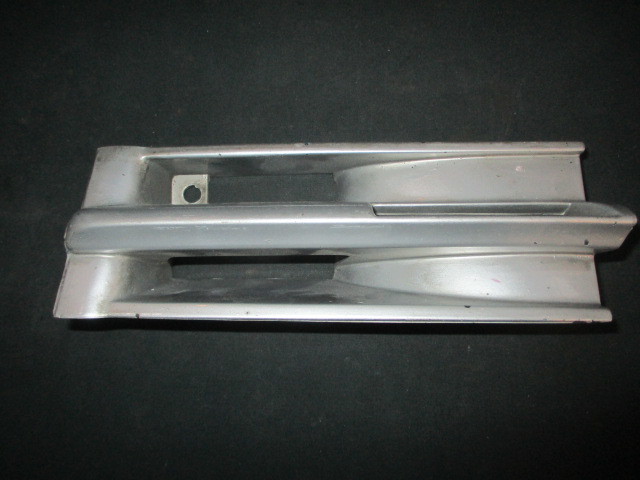 ■ベンツ W202 AMG C36 フロントバンパー 牽引フックカバー 左中古 HWA2028850126 部品取り トウフック トゥフック キャップ パネル FLAP■拍卖