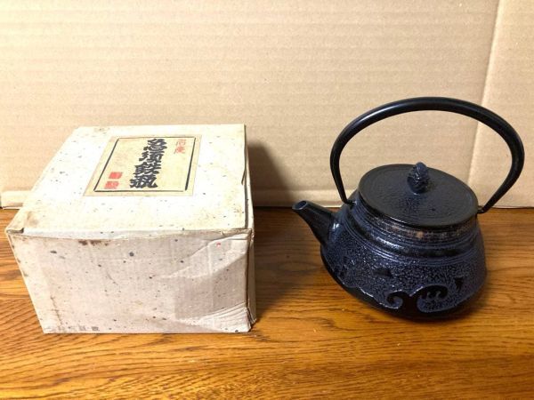 新品 ビンテージ 南部鉄器 急須鉄瓶 波千鳥柄 茶こし付き レトロ 当時物拍卖