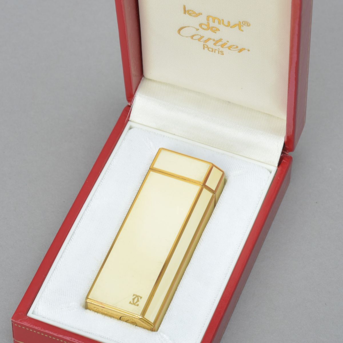 美品 カルティエ ペンタゴン ガスライター PLAQUE OR G ケース付 シリアル入り 五角形 ホワイト ゴールド Cartier 現状品 #60※0326-96/a.d拍卖