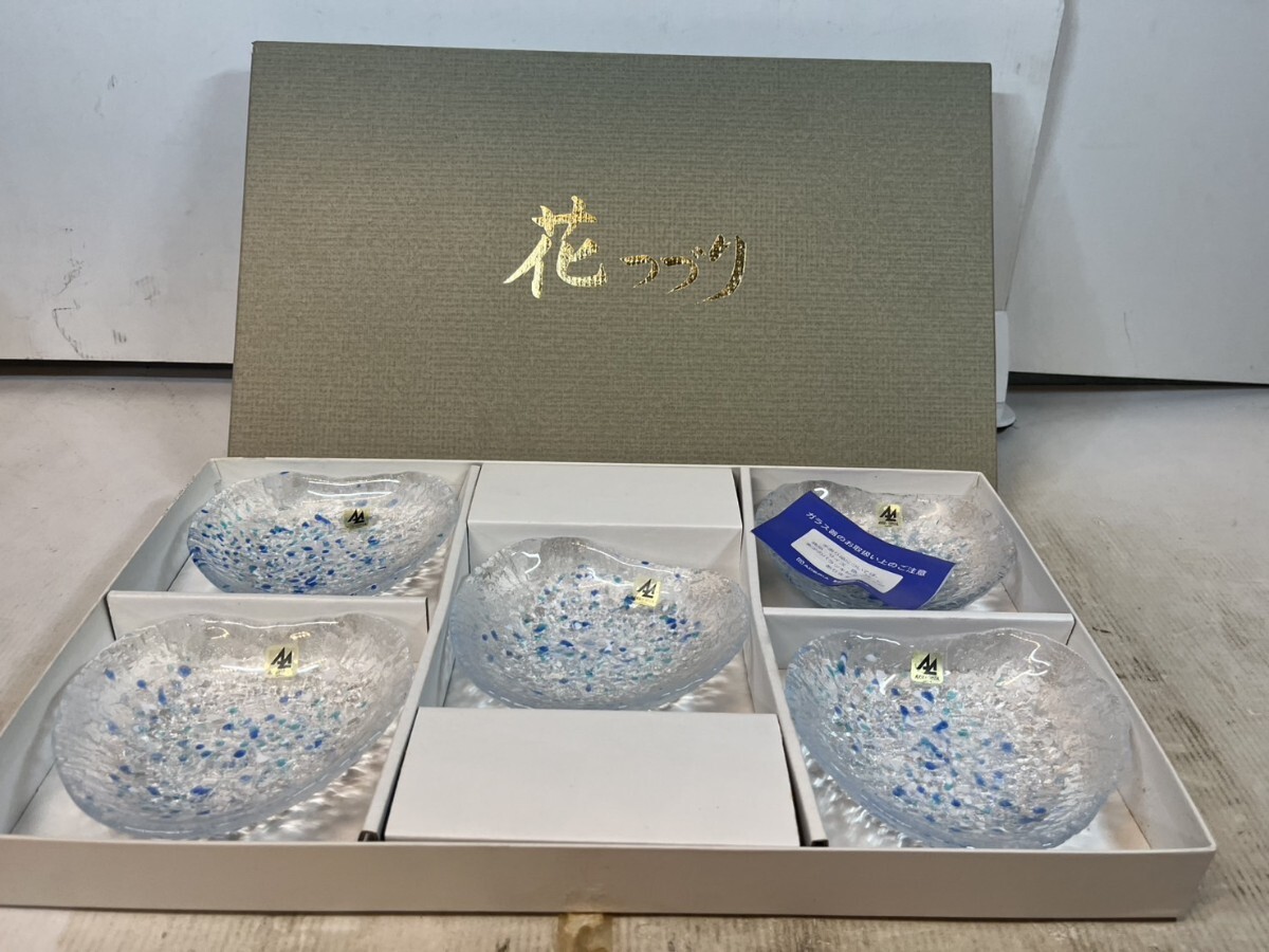 未使用 アデリア 花つづり ガラス 小皿 セット まとめ 箱入り 石塚硝子 和食器 豆皿 デザート皿 青 白 涼しげなデザイン 日本製 80サイズ拍卖