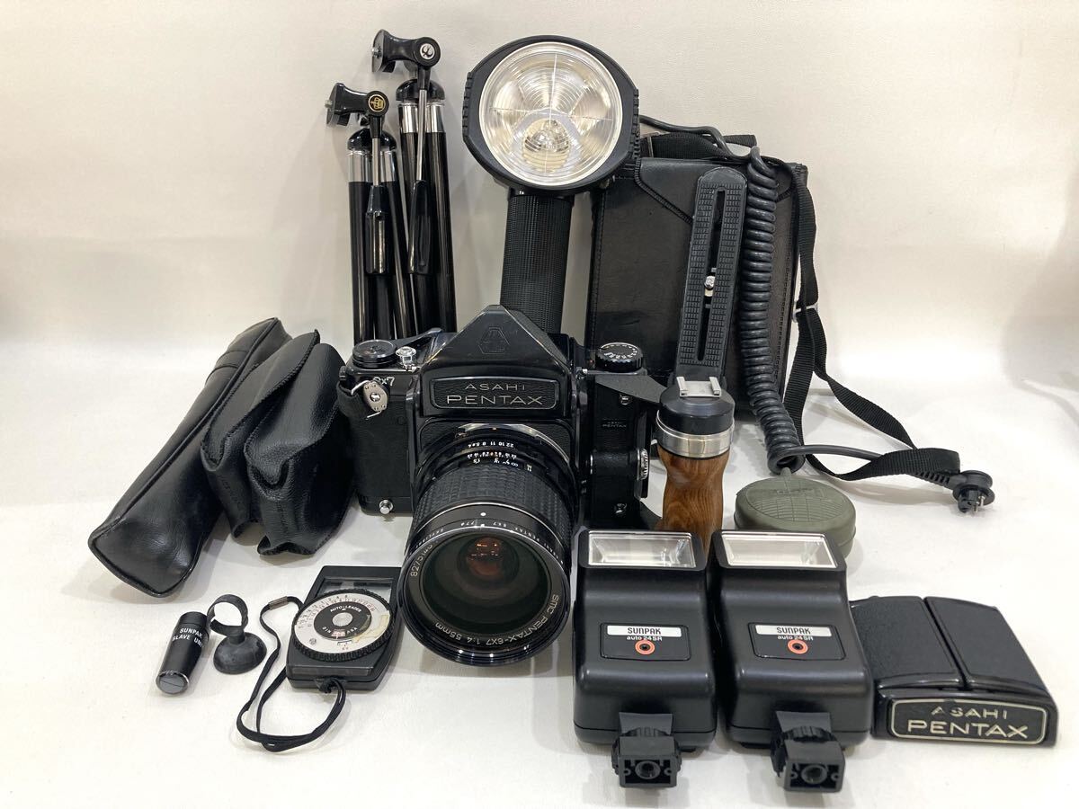R6D756◆ ASAHI PENTAX 6x7 アサヒ ペンタックス 木製グリップ 中判フィルムカメラ PENTAX バケペン 1:4 55mm 関連アクセサリー 13点セット拍卖