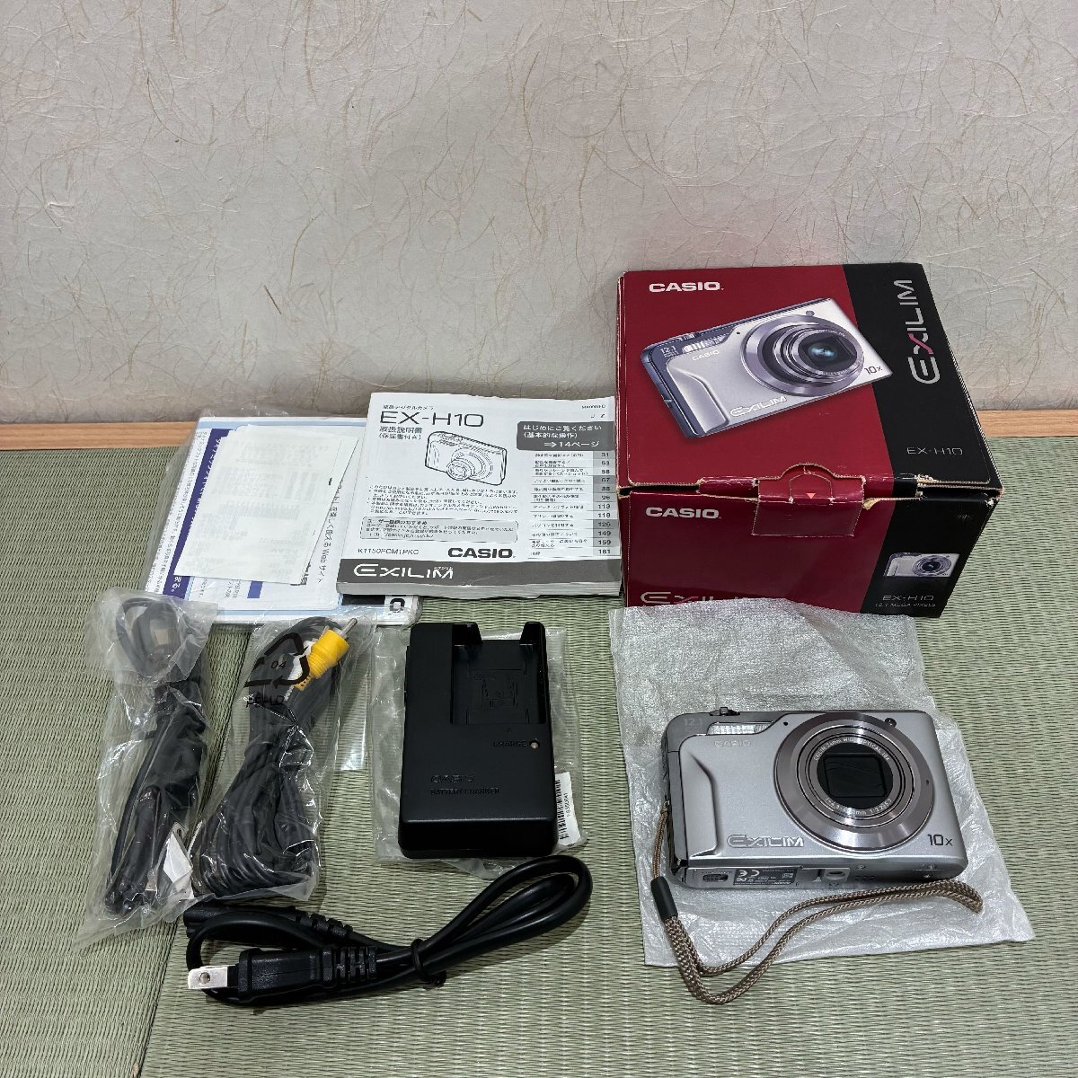【586_91297】 1円~ Casio EXILIM Digital Camera EX-H10 シルバー 動作確認済み 目立った傷や汚れなし 充電器 箱 付き 60 カメラ拍卖