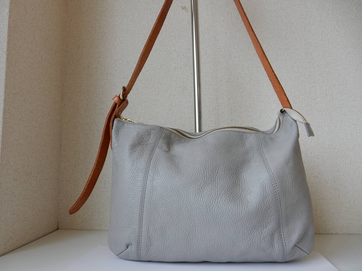 日本製☆本革☆TASINAMI(タシナミ)☆A4対応☆レザーショルダーバッグ グレー(金具/真鍮色)拍卖