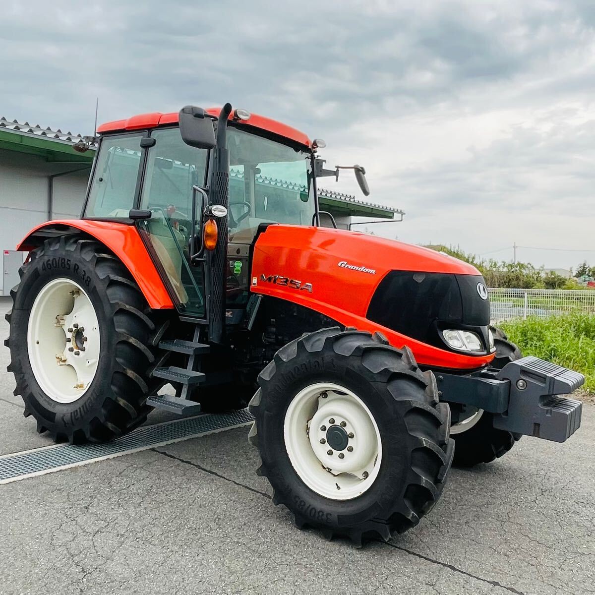 クボタトラクターM135A★135馬力★ハイスピード★1117アワー★フロントサスペンション仕様★4WD★外部油圧★パワステ★エアコンキャビン拍卖
