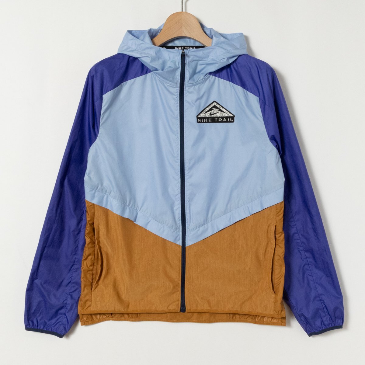 メール便○ NIKE TRAIL ナイキ トレイルランニングジャケット ウインドブレーカー S レディース ポリエステル ブルー キャメル メッシュ拍卖