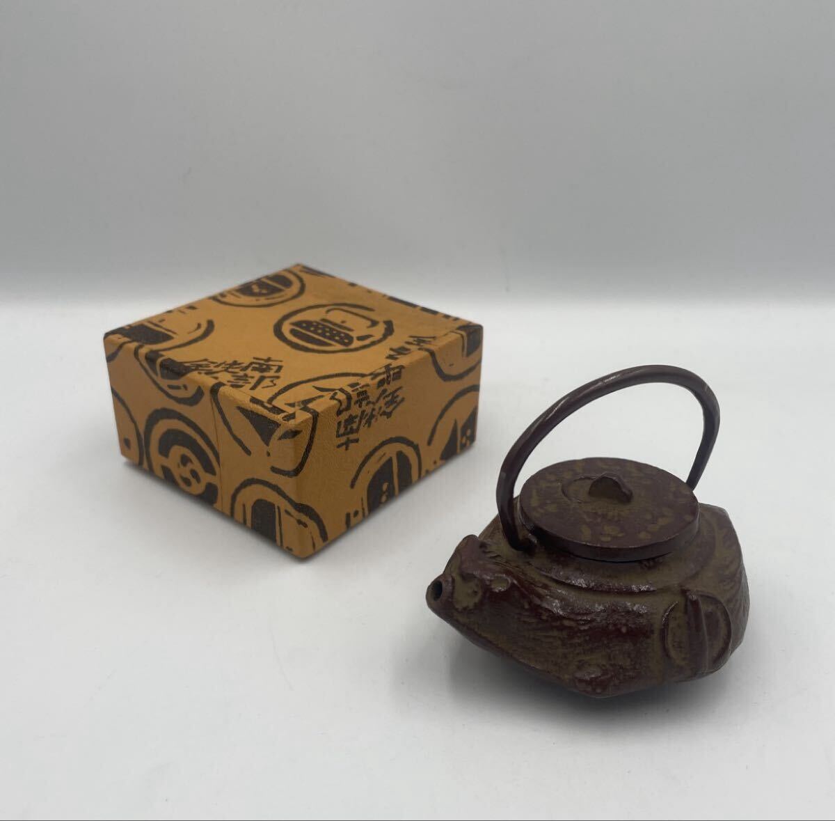 南部鉄器 鉄瓶 急須 茶道具 茶器 ミニサイズ コンパクト コレクション 工芸品 上品 和 インテリア 鑑賞 変わったデザイン 拍卖