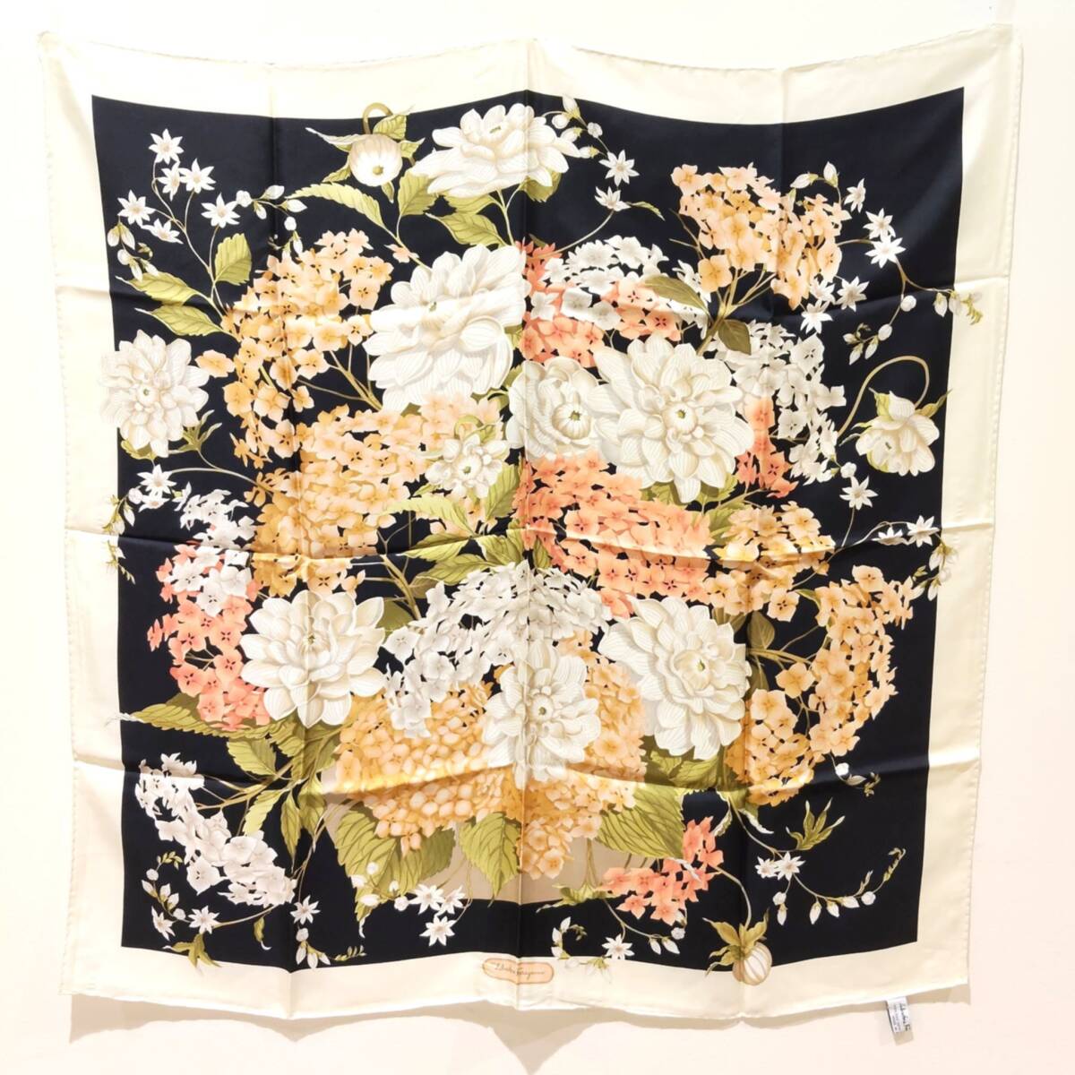 ◇【未使用品】Salvatore Ferragamo サルヴァトーレ・フェラガモ 大判スカーフ 花柄 ブラック×アイボリー シルク100% 約86×86cm 保管品拍卖