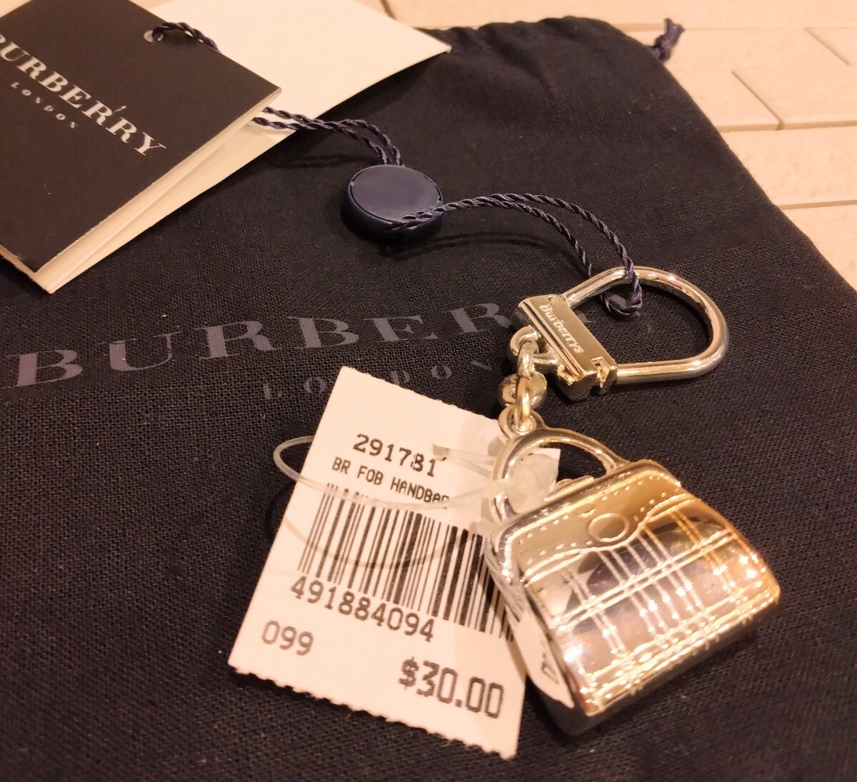匿名配送込み 未使用 タグ付き 巾着付き BURBERRY バーバリー ヴィンテージ キーホルダー ハンドバッグ型 シルバー拍卖