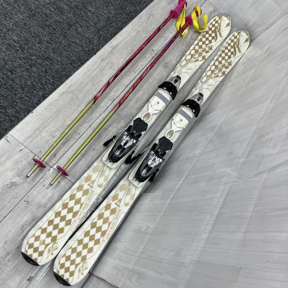 ◆1円スタート◆K2(ケーツー) MAGICSTARLADY スキー板 全長142cm ストック(約110cm) 現状品 ウィンタースポーツ OG9884 ☆送り→160サイズ拍卖