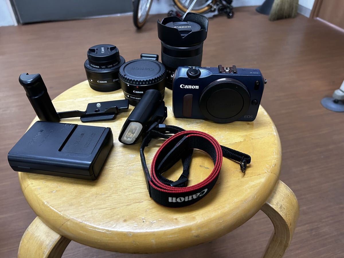 (極上美品) Canon キヤノン EOS M ボディ ブルー/EF-M 18-55mm /EF-M 22mm/Mount Adapter/Speedlite 90ex KIT SET拍卖