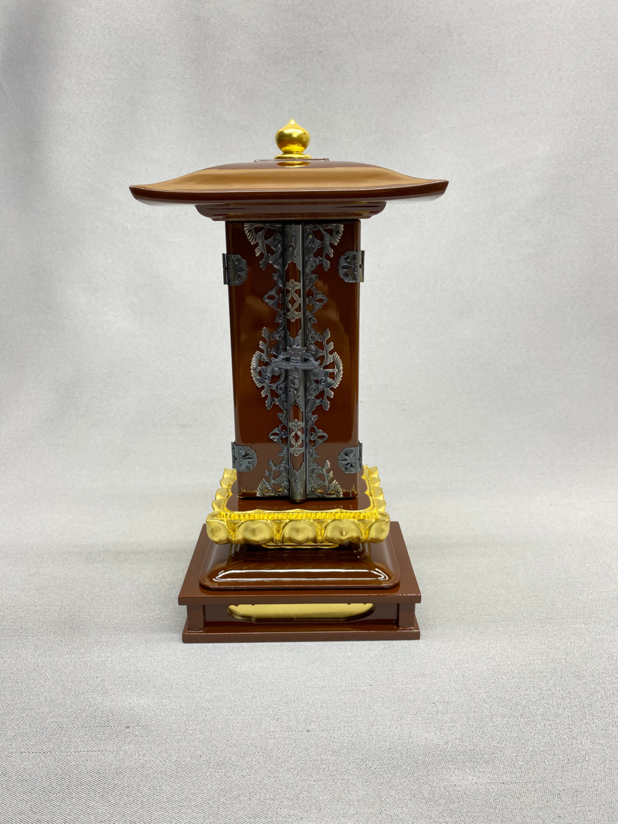 【美品】繰り出し位牌 回出位牌 屋根・扉付き ウルミ塗り 銀イブシ金具打 金箔押し 戒名板8枚~10枚 札丈15cm(5寸)仏壇仏具No352拍卖