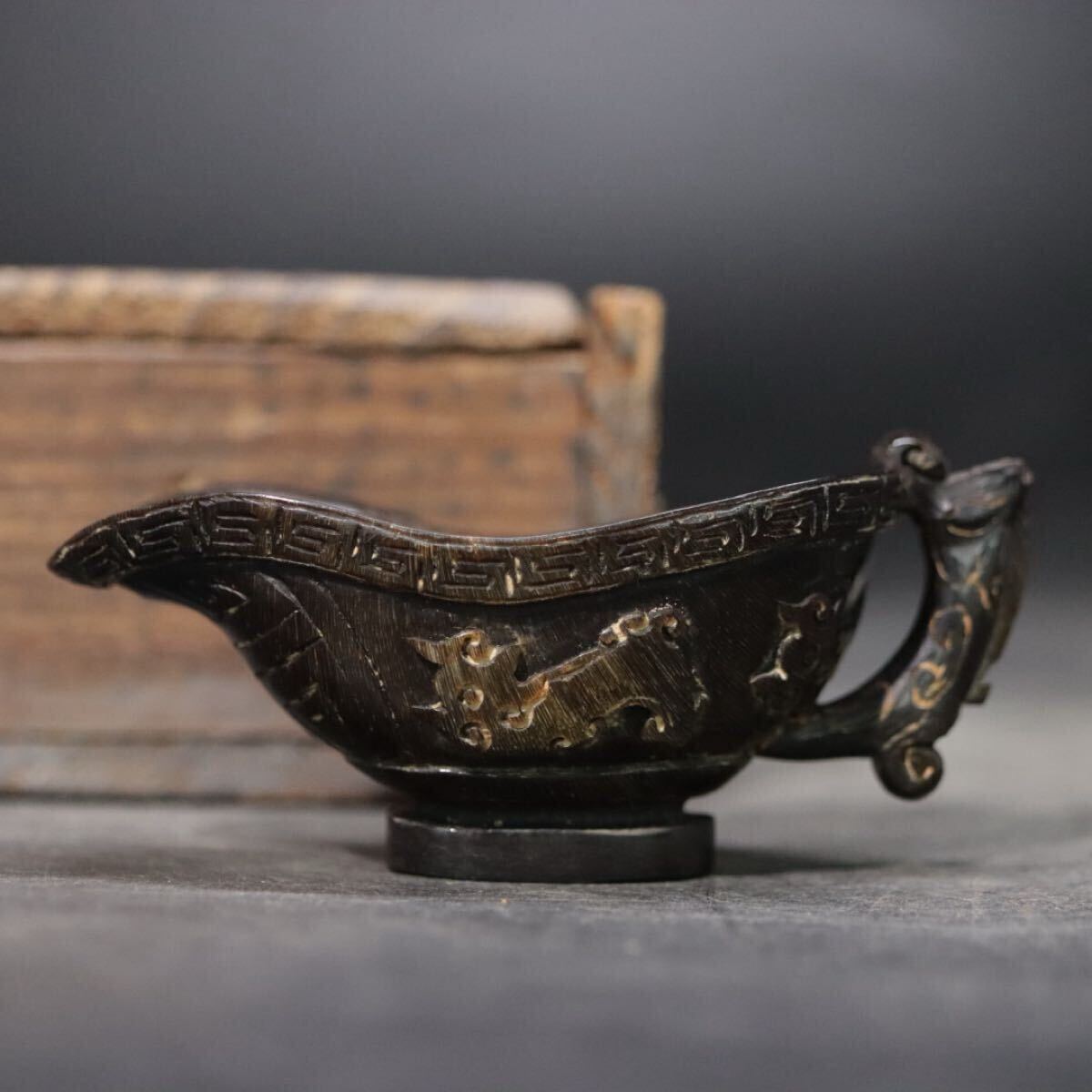 幾何学 動物文 彫刻 極小 杯 水注 高約4.5cm 共箱付/ 中国美術 煎茶道具 酒器 検索: 砡 虎眼石 竹彫 古竹 瑪瑙 .B2515拍卖