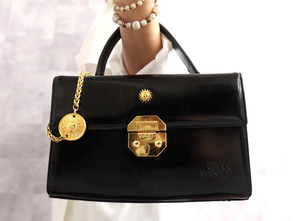 ●美品●ジャンニ・ヴェルサーチ●サンバースト●太陽神●エナメル パテント レザー 本革●バニティ ハンド バッグ●黒●G金具●Js66724拍卖