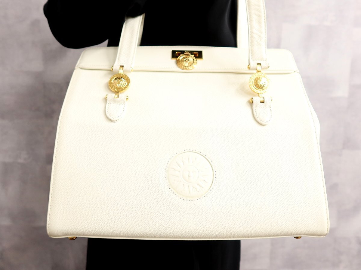 ●超美品●ジャンニ・ヴェルサーチ●サンバースト●太陽神●カーフ レザー 本革●ショルダー バッグ●アイボリー●G金具●A4 収納●Js66716拍卖