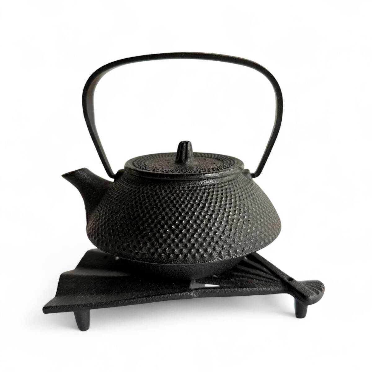 M7-1237 美品 南部鉄器 三厳堂 鉄急須 和 敷板付 鉄瓶 茶器拍卖
