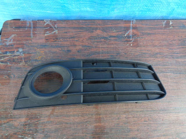 AO408 アウディ A4 8K フォグカバー 右 8K0807682A拍卖