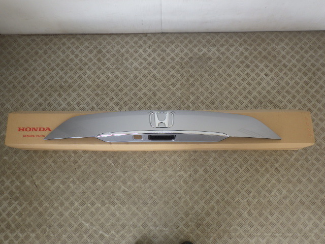 【Y0412】 美品 中古 GK8 シャトル 2020年9月 リアゲート用 ガーニッシュ NH830M ルナシルバーメタリック 74890-TD4-N01ZE 即決拍卖