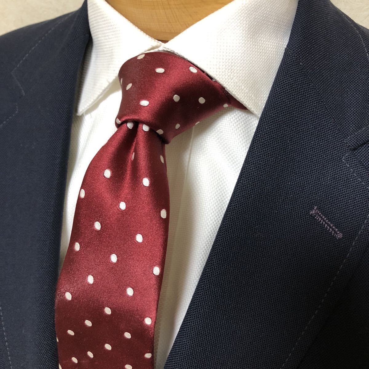 【美品】HILTON 日本製ドット柄ネクタイ レッド基調 高級シルク光沢ある素材 大剣約8cm拍卖