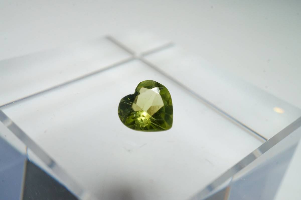 ミャンマー(モゴテ)産 ペリドット 0.45ct ジュエリー上質ハートカットルース鮮やかで優美なグリーン!拍卖