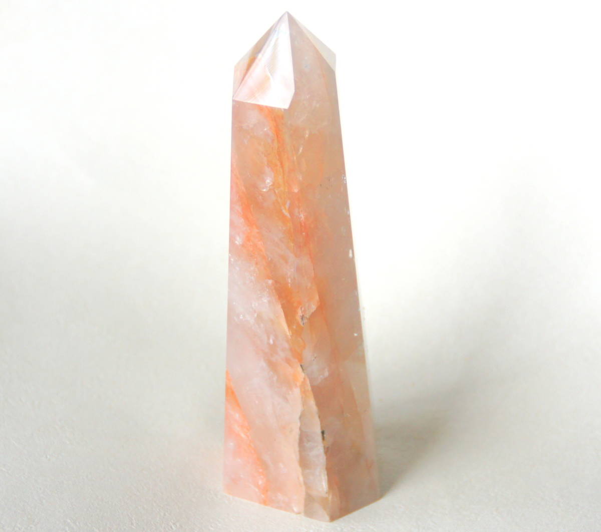 送料660円 大きめサイズ 134㎜ 天然石水晶 六角柱 原石 赤水晶 ピンク水晶 オレンジ水晶 13-15拍卖