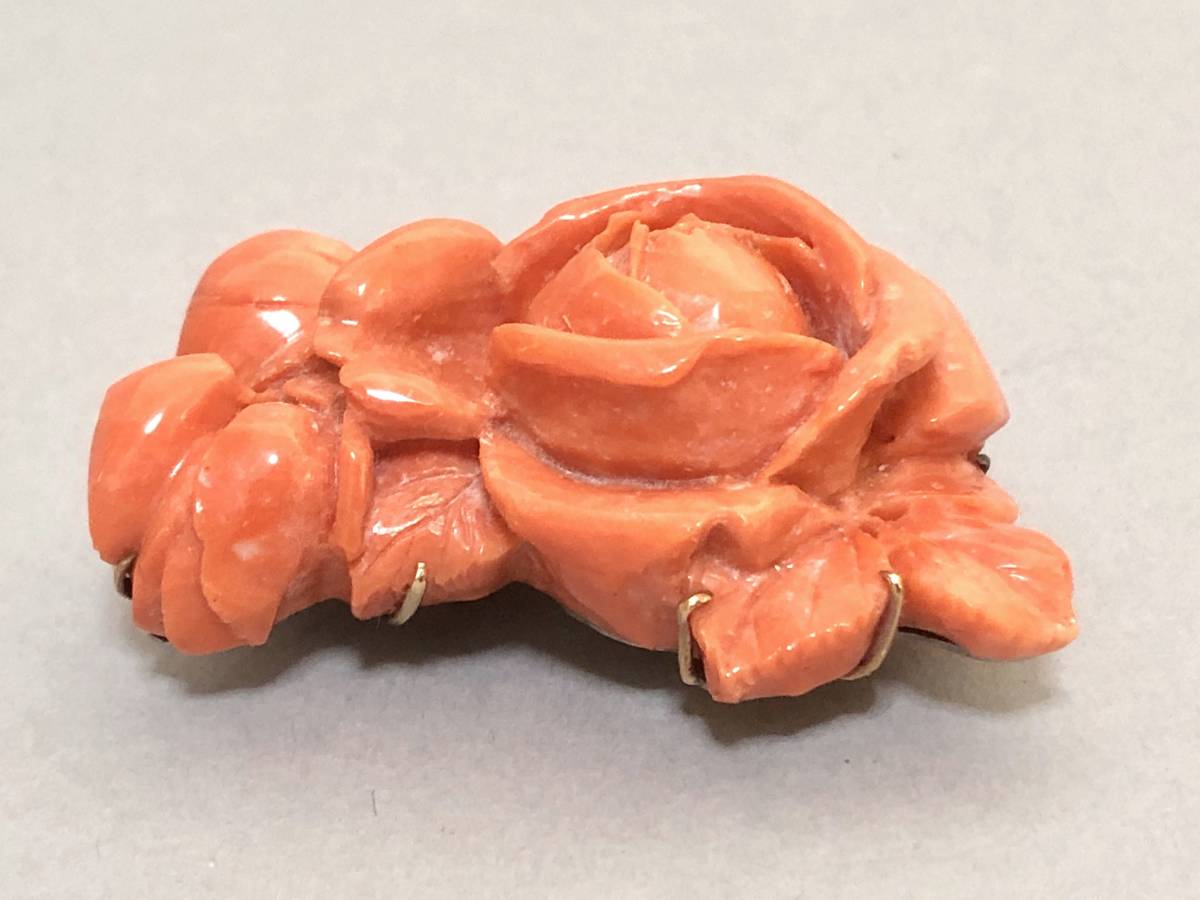 KF28 美品 帯留め 本珊瑚 サンゴ 大振り 細密細工 薔薇彫刻 幅4.8cm 重28g 和装小物拍卖