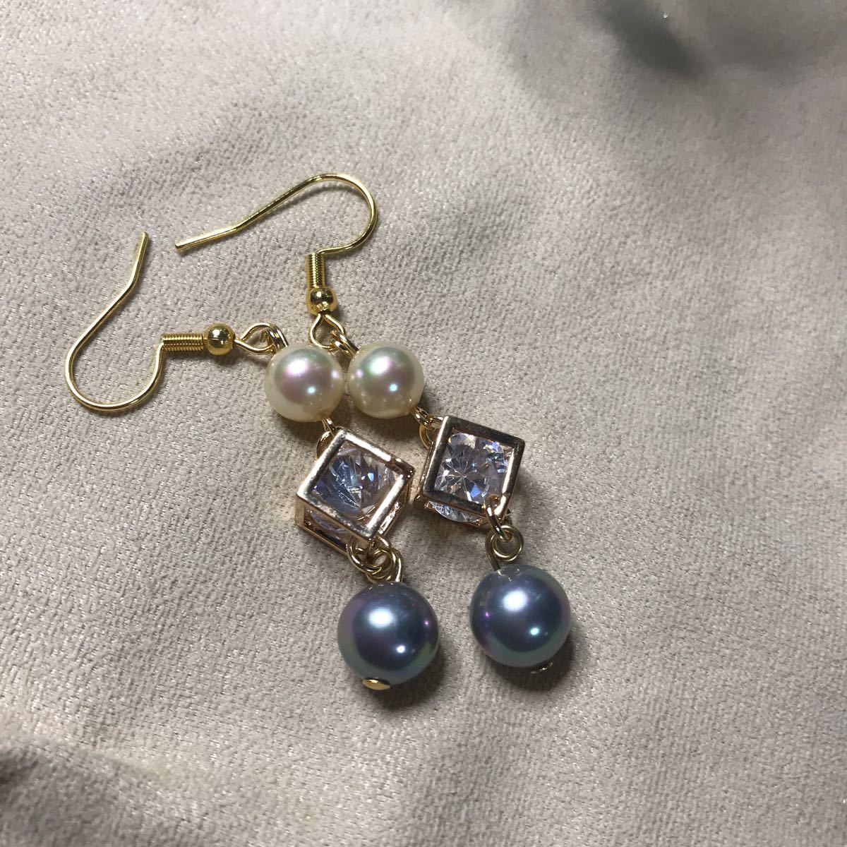 マジョリカパール白とグレーのたジルコニアのピアス拍卖