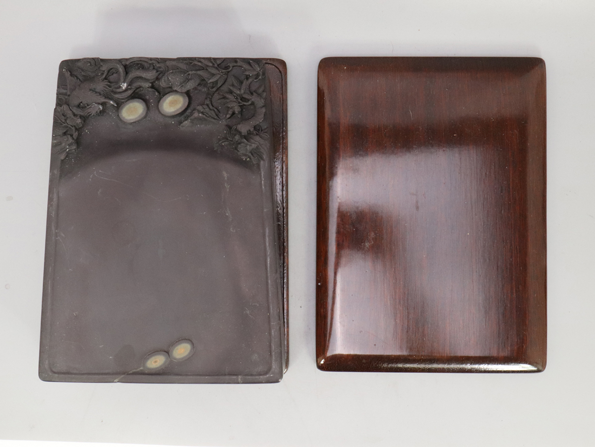 260645 時代物 端渓 獣紋 石眼 厚手 硯 唐木箱 硯 硯本体 サイズ:24.6×17.9×H5.4cm 検:端渓硯 端硯 老坑 金線 書道具拍卖